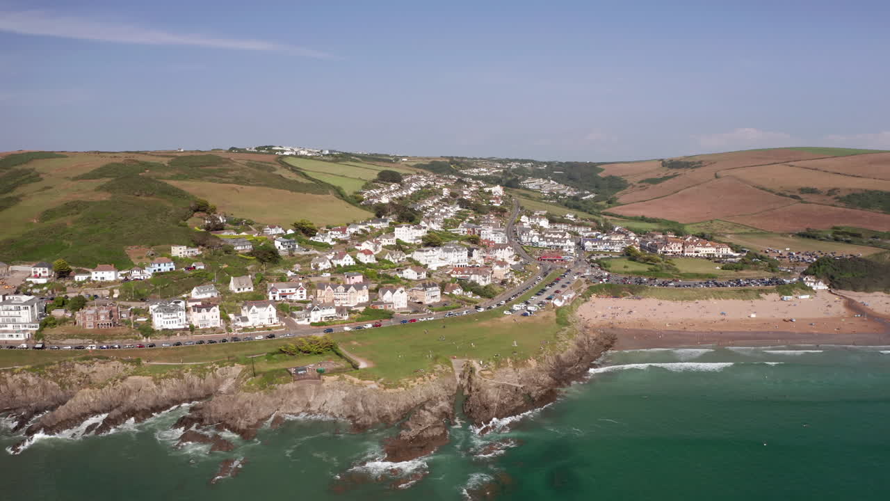 camión aéreo que revela una ciudad costera en un perfecto día de verano.