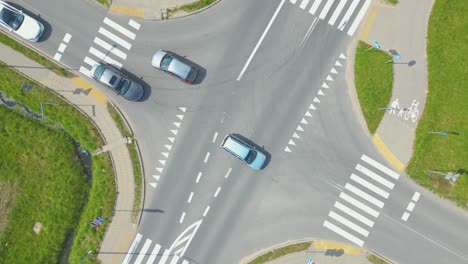 高速道路交差点インターチェンジ道路の上空から眺める