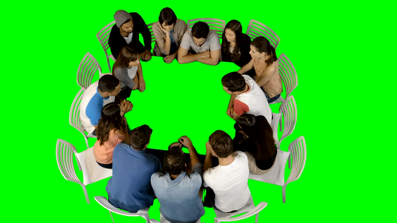 grupo de ejecutivos que usan pantallas digitales futuristas