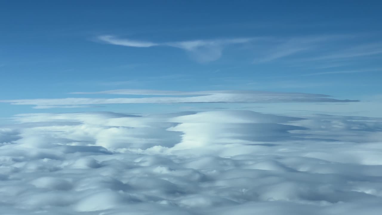 vista cercana de algunas nubes lenticulares peligrosas sobre la cordillera de madrid, tomadas desde una cabina de jet a 6000 m de altura