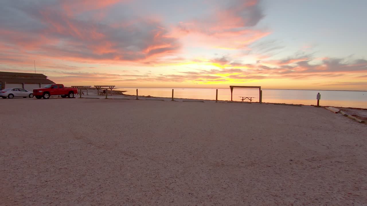 pov mientras se acerca lentamente a la playa durante una magnífica puesta de sol en laguna madres en la costa nacional de la isla del padre norte cerca de corpus christi texas usa