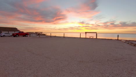 Pov-Mientras-Se-Acerca-Lentamente-A-La-Playa-Durante-Una-Magnífica-Puesta-De-Sol-En-Laguna-Madres-En-La-Costa-Nacional-De-La-Isla-Del-Padre-Norte-Cerca-De-Corpus-Christi-Texas-Usa