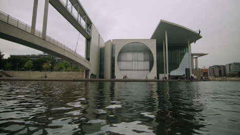 Amplia-Toma-Estática-De-ángulo-Bajo-Del-Río-Spree-Y-La-Orilla-Del-Río-Marie-elisabeth-lueders-haus-En-Berlín,-Alemania