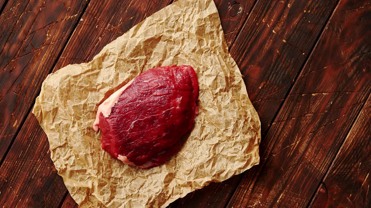 종이 냅킨에 생고기 조각