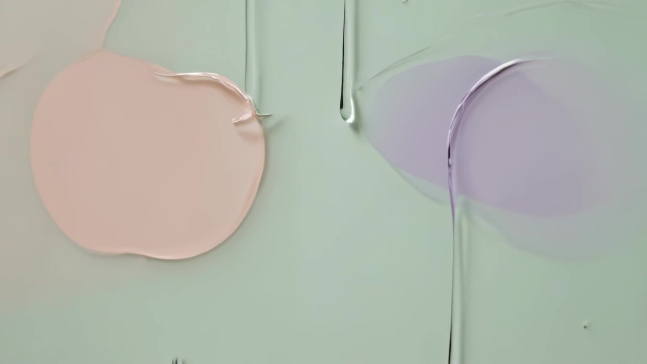 Gocce d'argento che scorrono per gravità su un pannello color menta, mentre un raschietto trascina pozze color pesca e lavanda, creando texture.