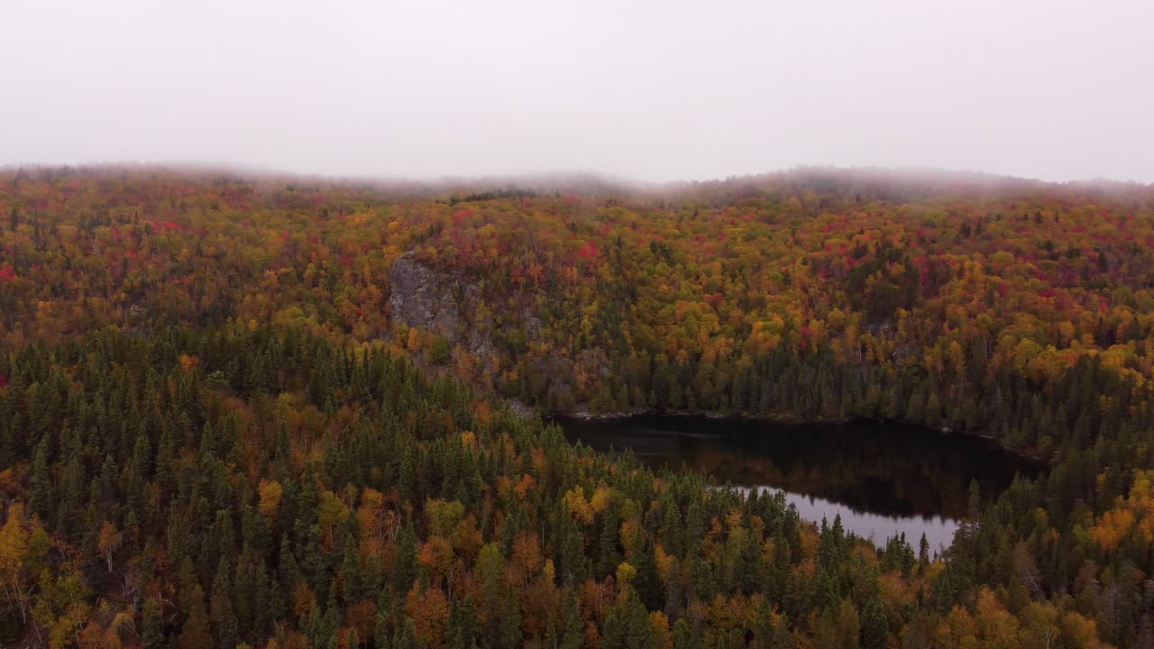 vista aérea de drones de la caída del parque nacional de aiguebelle