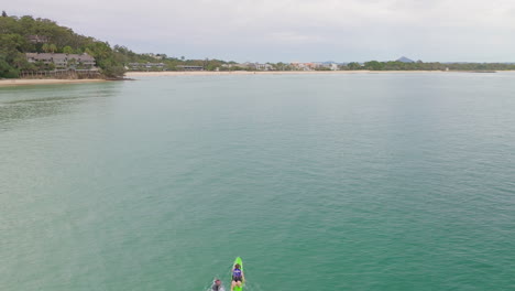 Drone-Aéreo-Sobre-El-Entrenamiento-De-Nadadores-Del-Océano-Con-Entrenador-Frente-A-La-Costa-De-La-Playa-Principal-De-Noosa,-Cámara-Lenta-De-4k-Australia