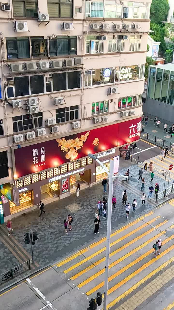 바쁜 도시 교차로 에 있는 보행자 들 과 차량 들