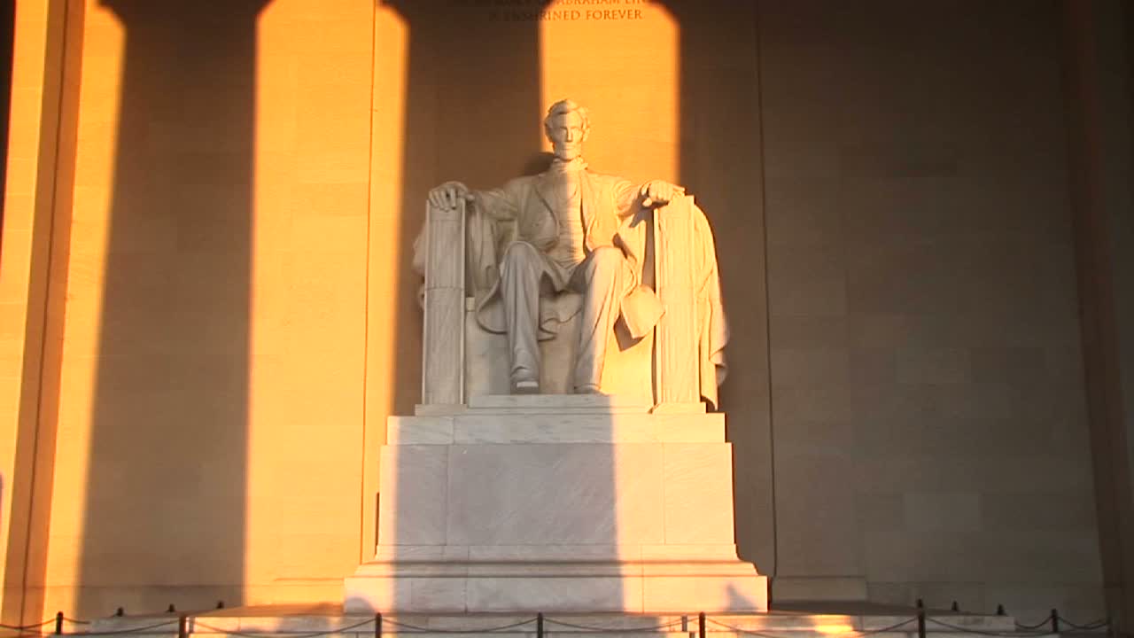 링컨 대통령의 동상 위로 황금빛이 쏟아집니다.