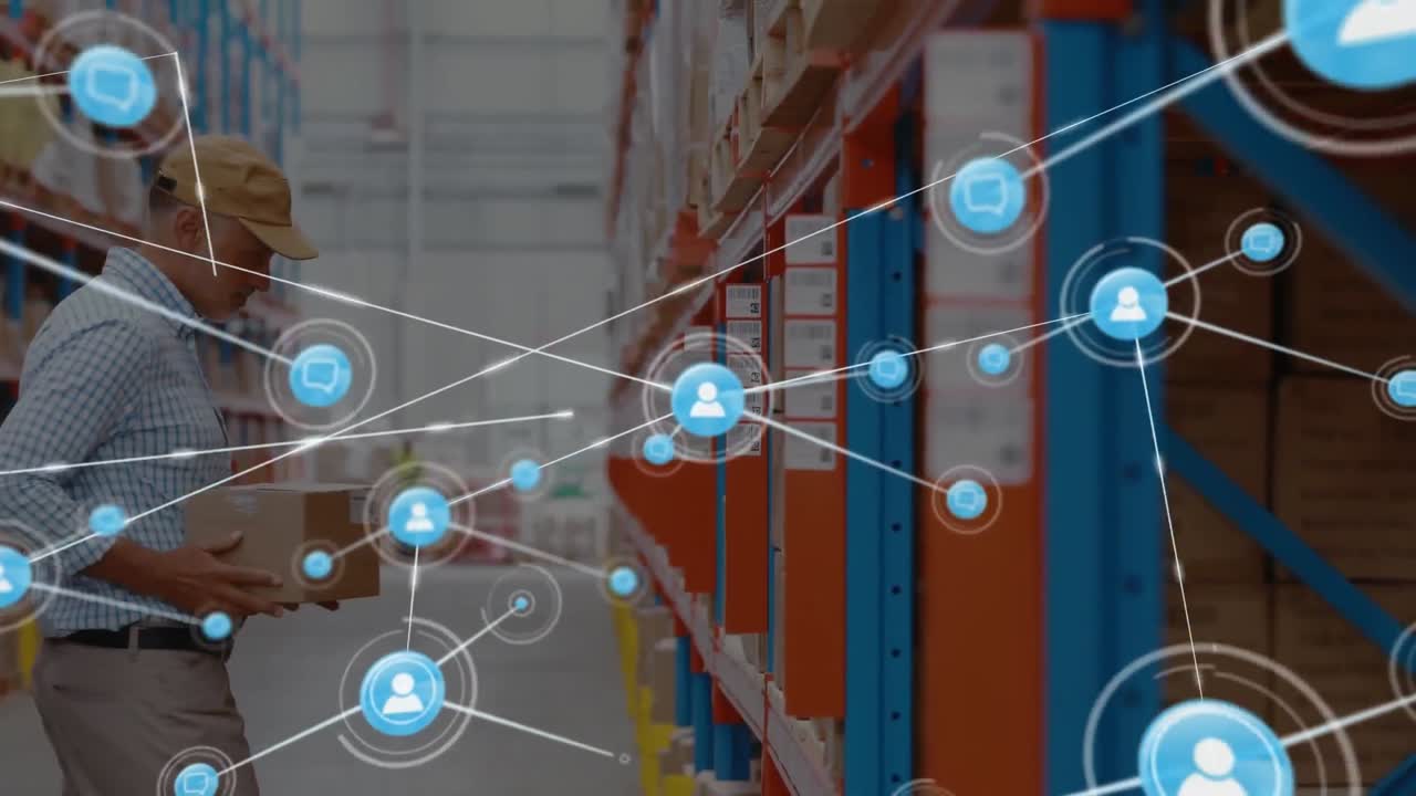 red de iconos digitales contra el supervisor masculino senior que mantiene una caja en el estante en el almacén