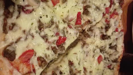 pizza de comida italiana vertical en vídeo. pizza con topping de queso.