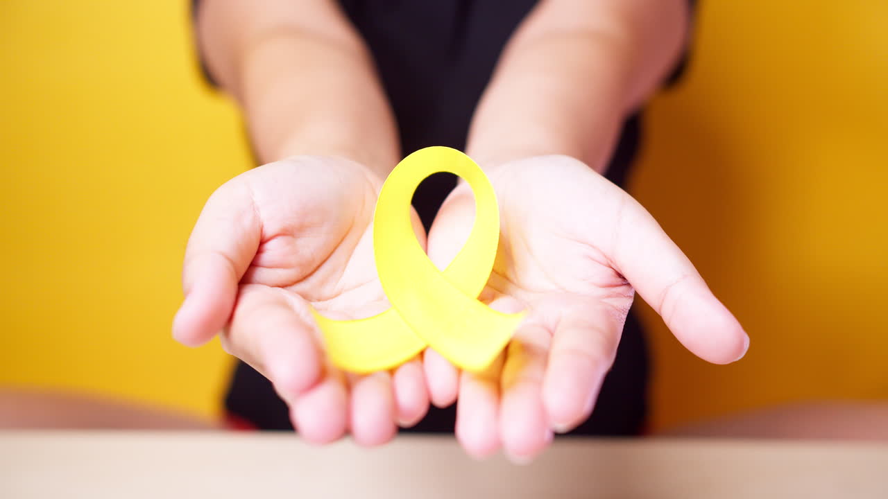 Giornata per la prevenzione del suicidio, Mese della consapevolezza per il sarcoma, i tumori ossei, della vescica e infantili, Nastro Giallo a sostegno delle persone che vivono con una malattia.