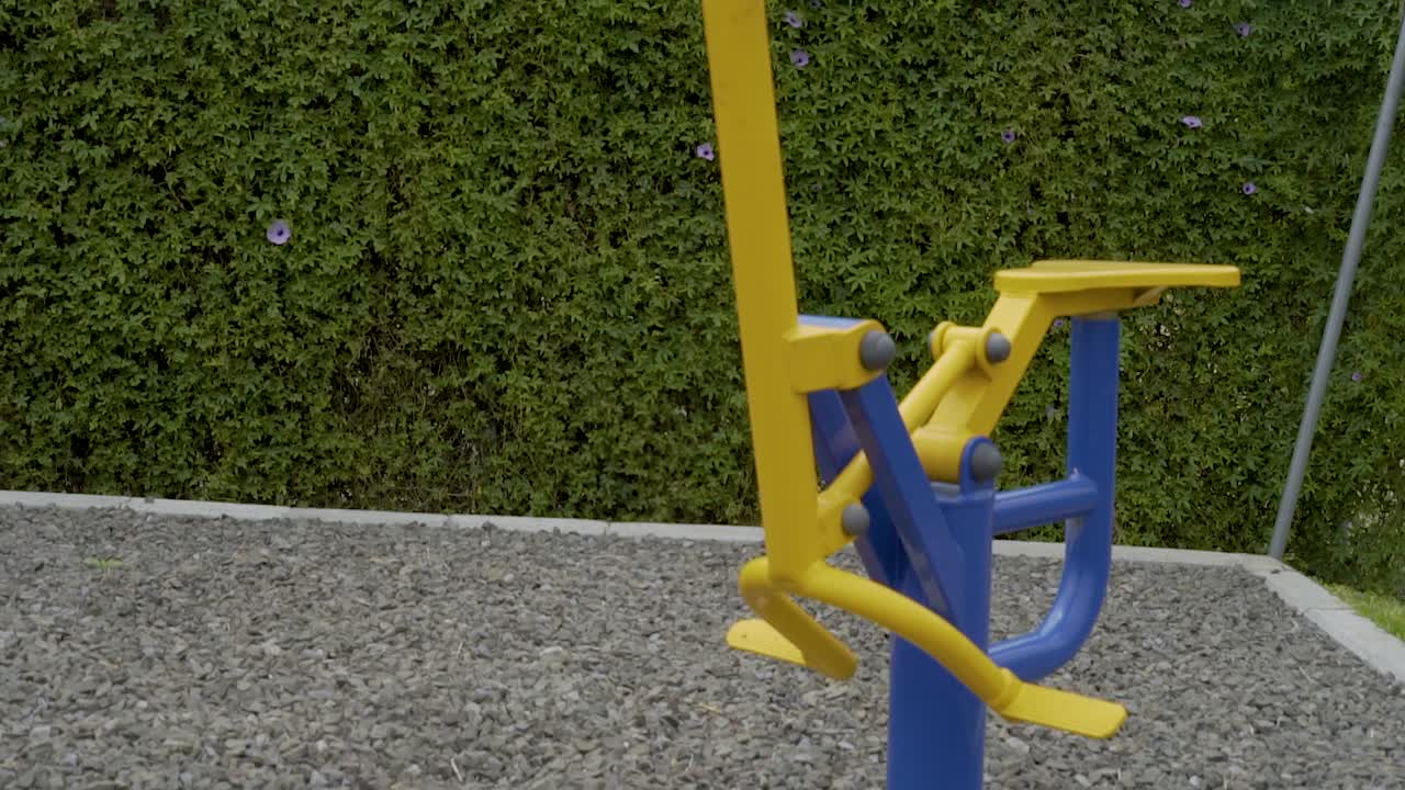 máquina de ejercicio al aire libre en el parque