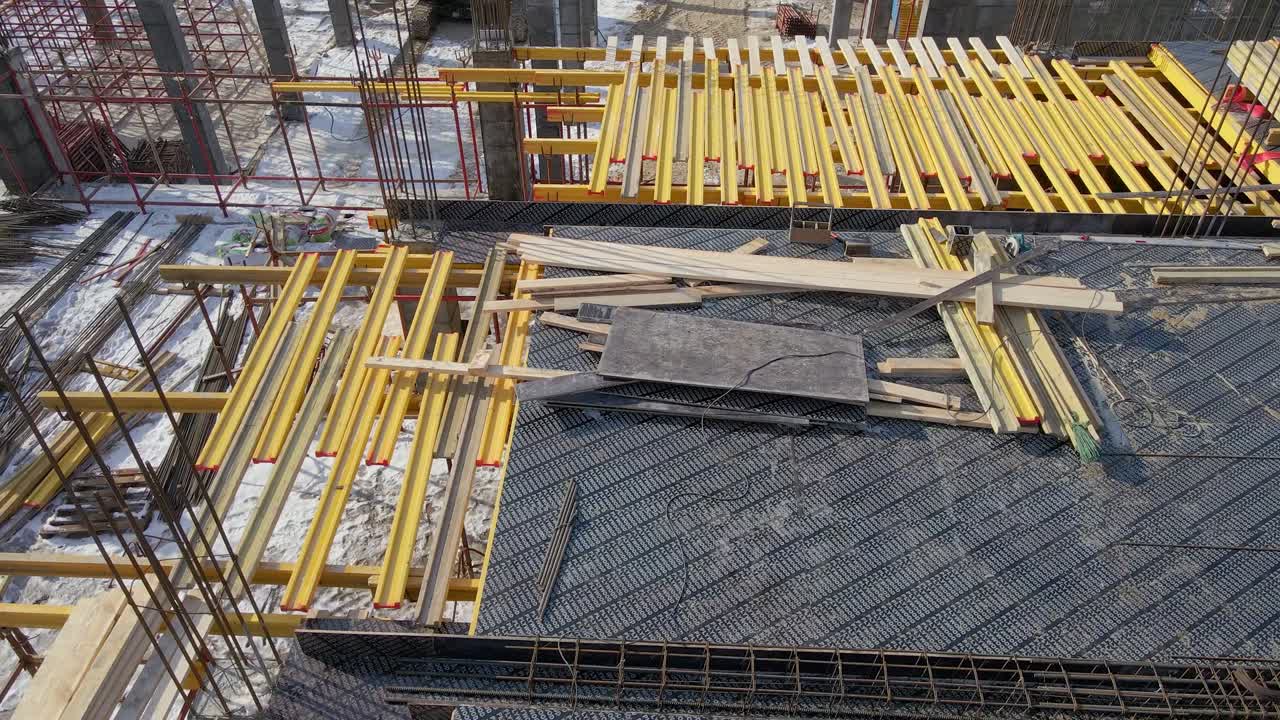 vista aérea de drones de la construcción sin trabajadores. cámara lenta. negocio industrial o concepto de tecnología de ingeniería civil