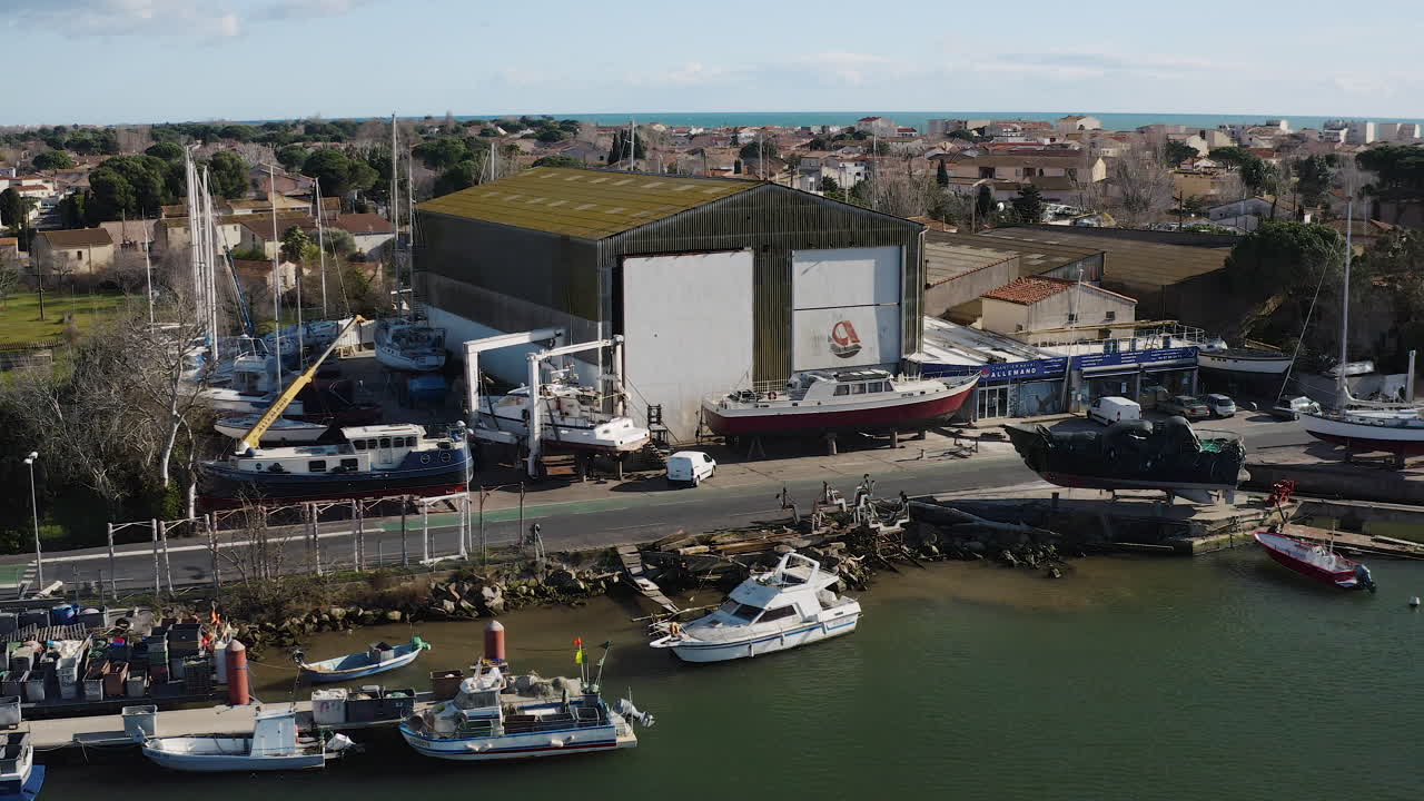 grau d'agde 선박 수리 공장에서 거대한 가르에서 공중 드론  은 날