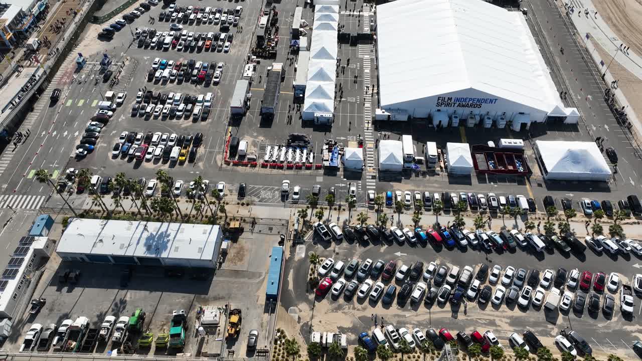 해변과 주차장이 있는 산타 모니카 2023 봄에서 열린 영화 독립 정신 시상식 이벤트의 다운 업 모션