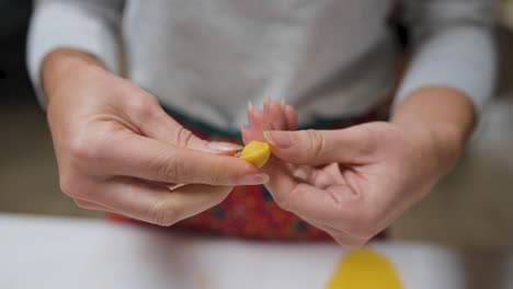 mujer de la cosecha con tortellini sabrosos en casa
