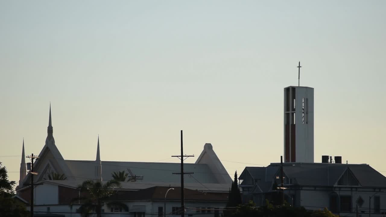 새 들 이 날아다니는 교회 에서 일몰