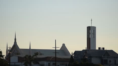 Sonnenuntergang-In-Der-Kirche-Mit-Vorbeifliegenden-Vögeln