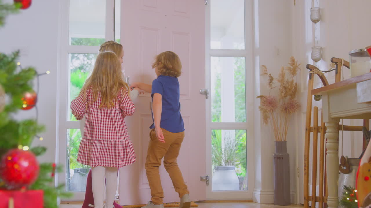 크리스마스 를 축하 하기 위해 선물 을 가지고 도착 하는 노인 부모 들 을 인사 하는 부부