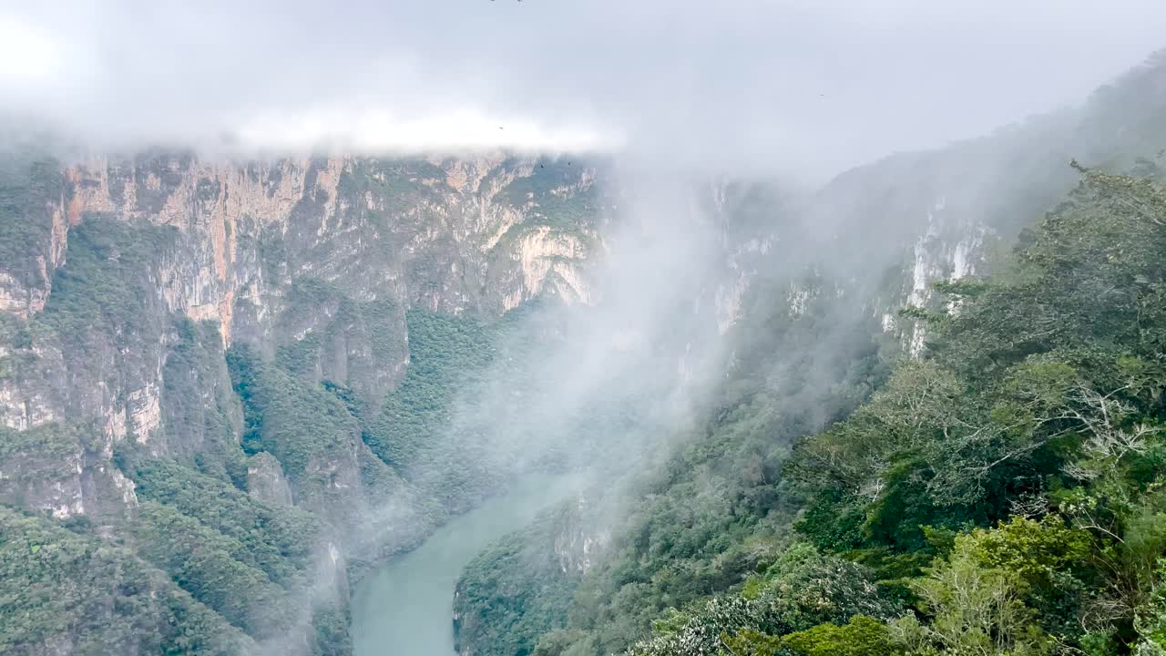 tiro del cañón del sumidero con nubes corriendo por la pared del cañón