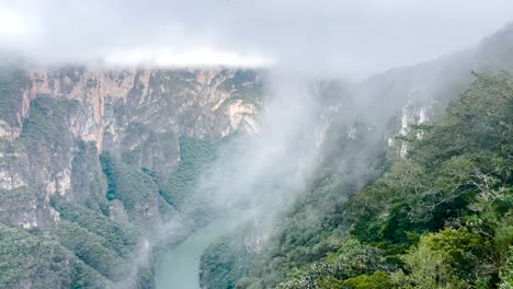 Sumidero-Schlucht-Mit-Wolken,-Die-Die-Schluchtwand-Hinaufrauschen