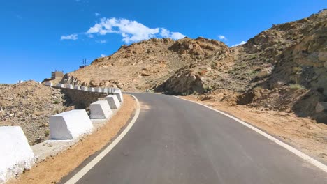 pov shot de viajar cuesta arriba a un monasterio en la parte superior de los himalayas de leh ladakh india