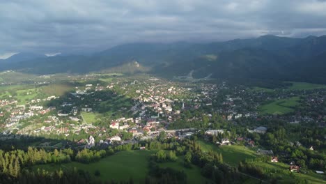 vista del valle desde gubałówka - sobrevuelo del paisaje de las montañas tatry polacas cubiertas de nieve, tierras de cultivo, bosques y el legendario pico giewont cerca de zakopane, polonia - 4k 30fps seguimiento suave hacia adelante