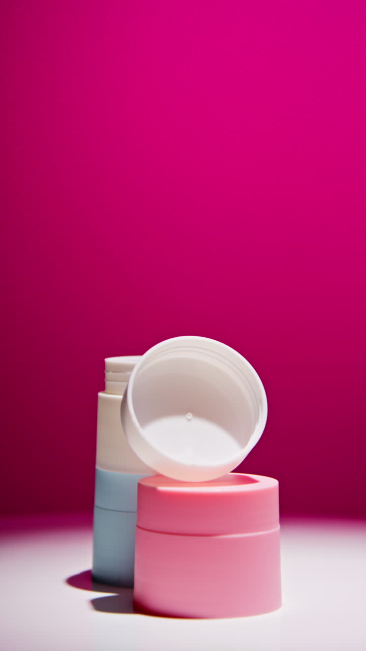 쳐진 화장품 용기