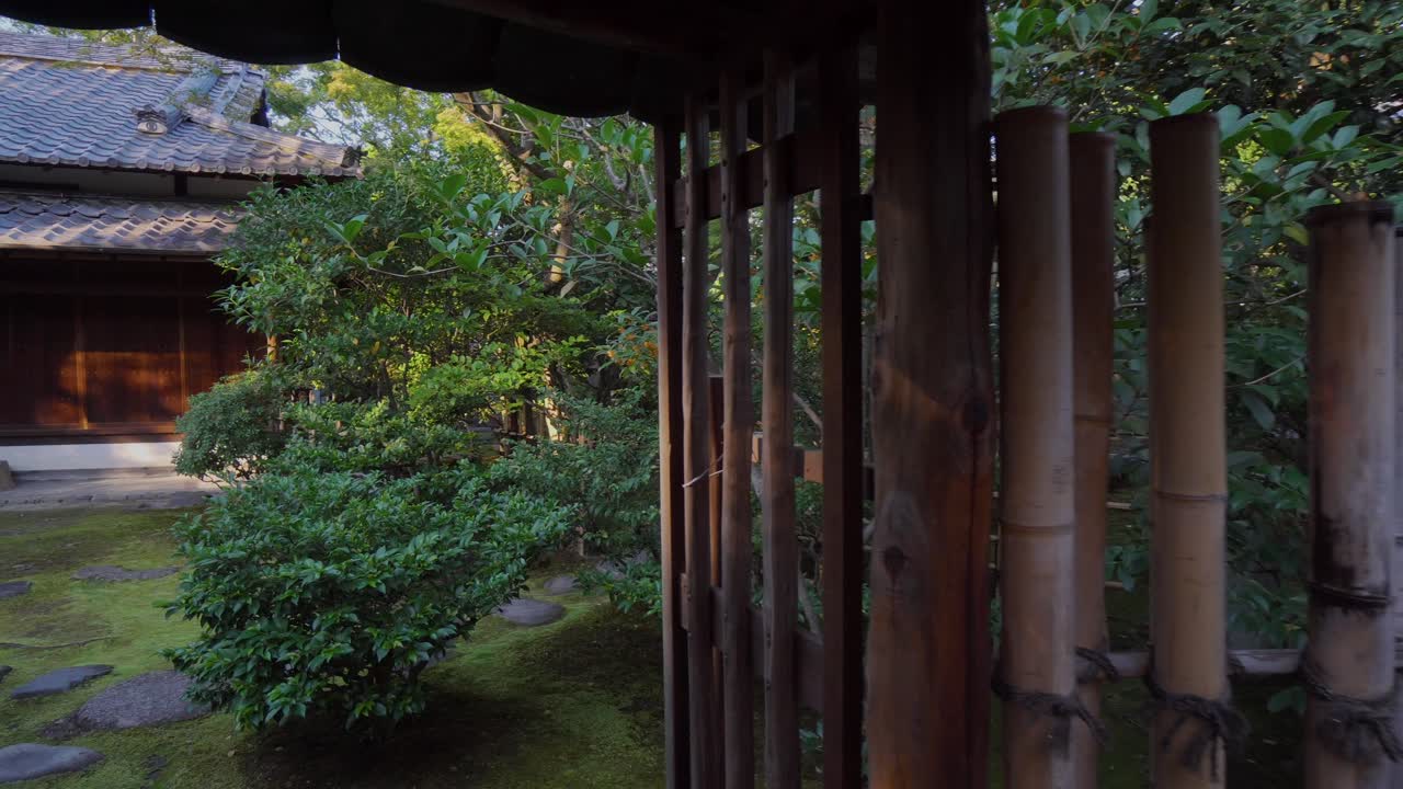 caminos internos del templo kennin ji en kioto, japón
