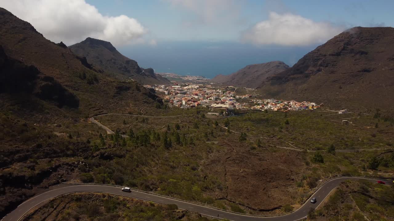 increíble vista panorámica tomada con un dron en 4k de fauna entre montañas y ciudad con edificios al fondo en españa tenerife sur
