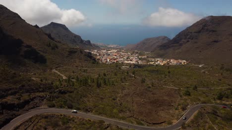 Erstaunliche-Panorama-Drohne,-Aufgenommen-In-4k-Der-Fauna-Zwischen-Bergen-Und-Stadt-Mit-Gebäuden-Im-Hintergrund-In-Spanien-Teneriffa-Süd