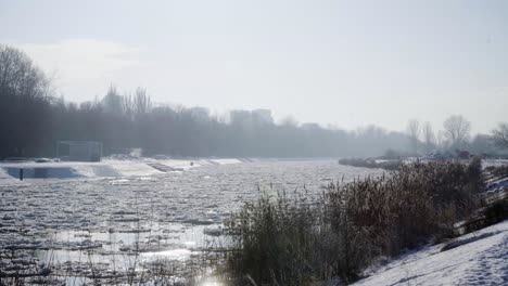 Río-Congelado-Con-Témpanos-De-Hielo-Durante-El-Invierno-Con-Bloque-De-Piso-En-El-Fondo