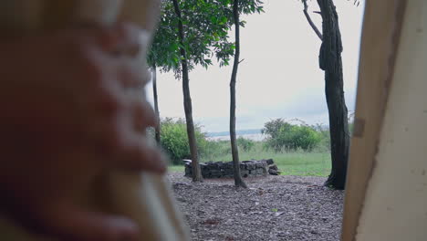 La-Puerta-De-La-Carpa-Abierta-A-Mano-Revela-La-Vista-De-La-Naturaleza-Al-Aire-Libre