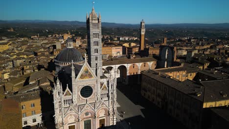 Toma-Aérea-De-Un-Dron-Revela-La-Catedral-De-Siena-En-Toscana,-Italia