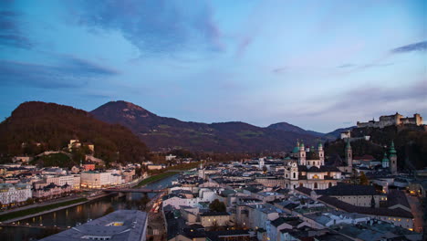 el horizonte de salzburgo y el castillo en otoño