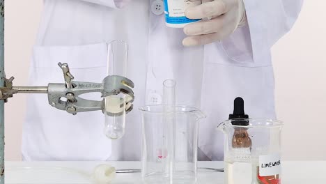 demostración de una reacción química en un entorno de laboratorio
