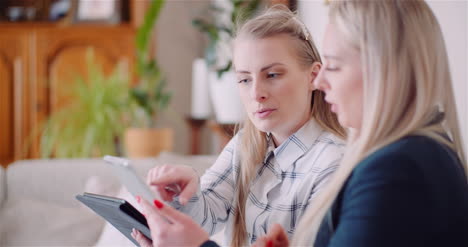 businesswomen discussing business ideas in office 3