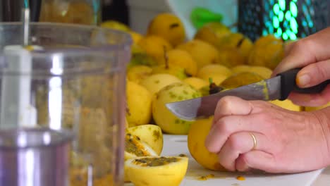cortando fruta de la pasión para el procesamiento en una cocina casera en hawai