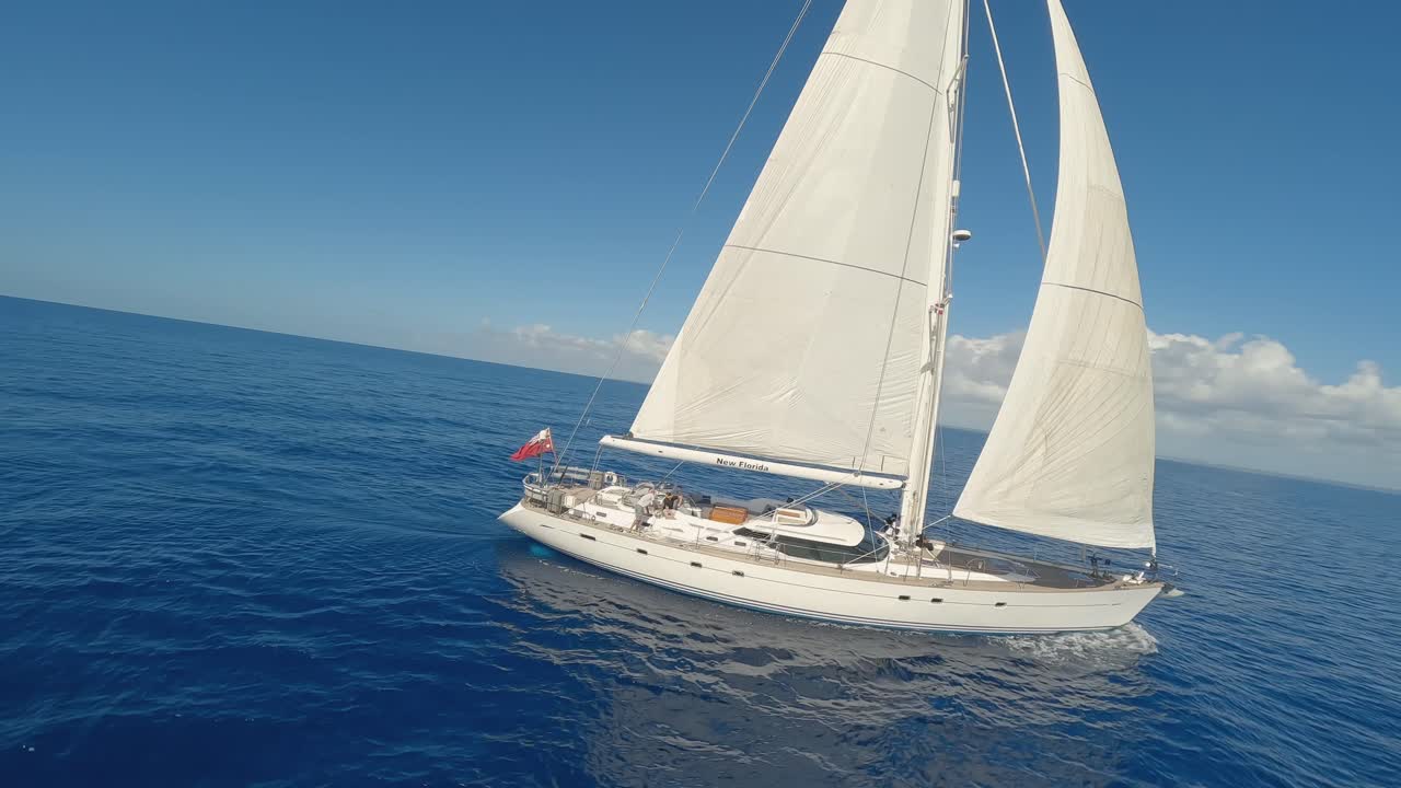fpv drone orbita alrededor de vela ostra 82 yate de vela con velas izadas