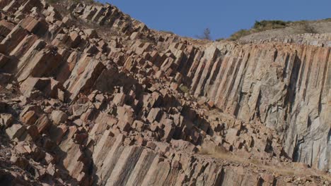 une grande montagne rocheuse