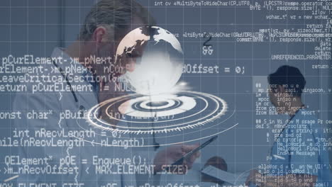 globo y procesamiento de datos sobre un médico masculino caucásico de alto nivel que usa una tableta digital en el hospital