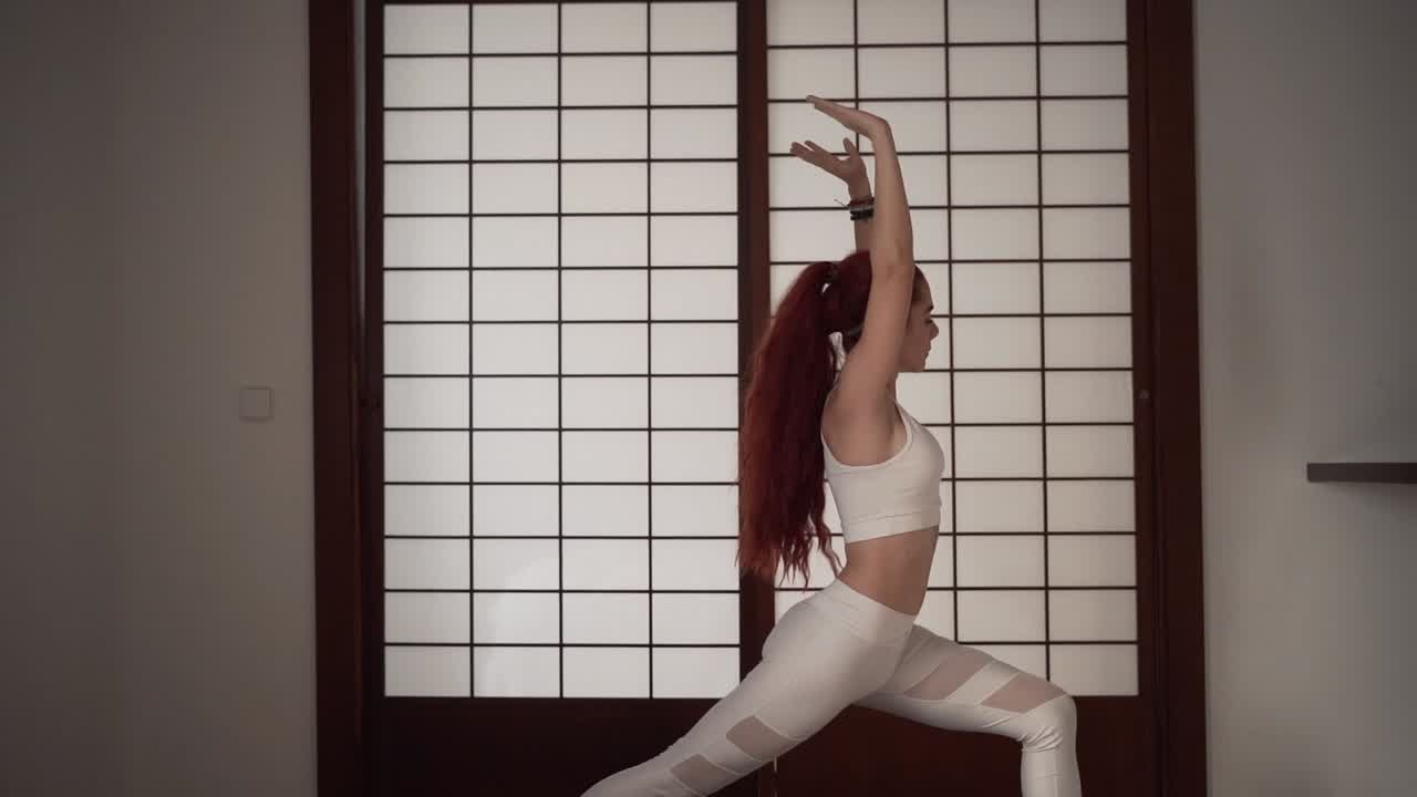 Donna che pratica posizioni yoga