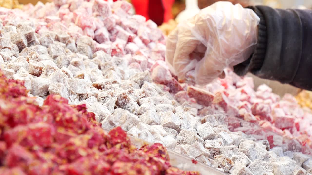 primer plano de una selección de delicias turcas en un mercado