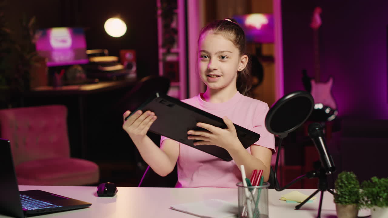 niño creador de contenido filmando revisión de teclado en el estudio casero, presionando diferentes botones