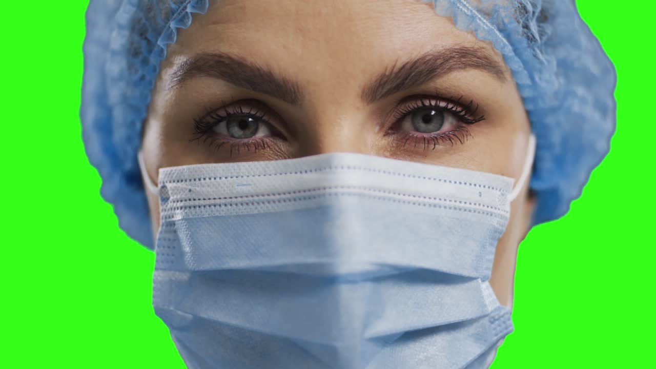 doctora caucásica con máscara facial en el fondo de la pantalla verde