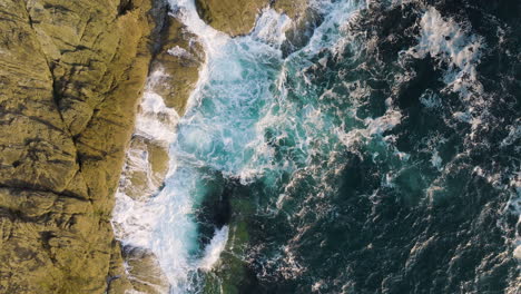 rocas y olas costeras