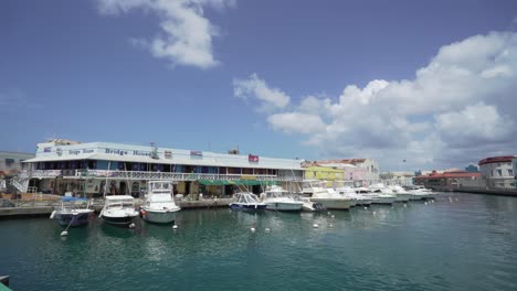 Establecido-De-Barco-Amarrado-En-La-Bahía-Del-Puerto-En-La-Isla-Del-Caribe-Oriental-De-Barbados