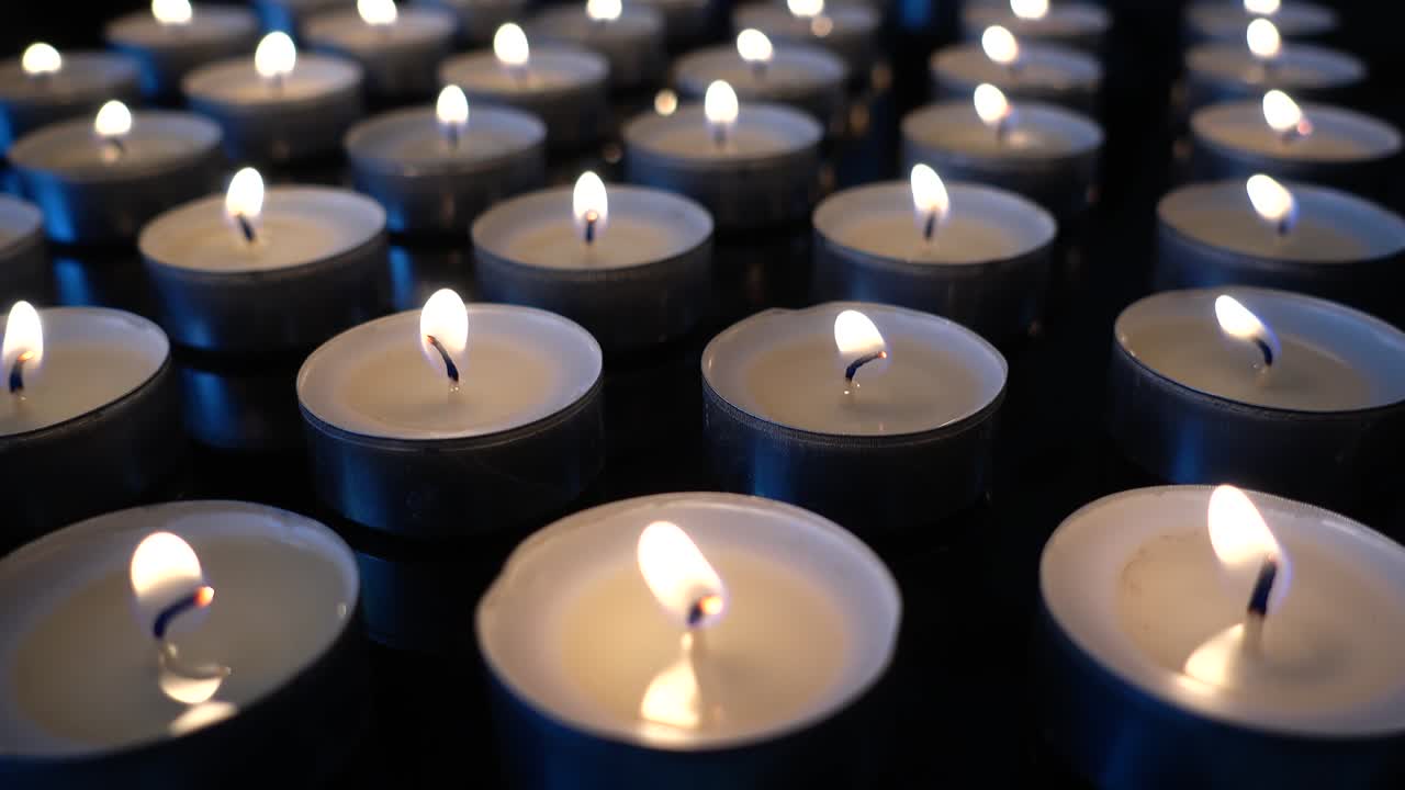 velas sobre un fondo negro.