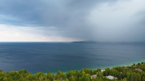 Nubes-De-Tormenta-Sobre-La-Bahía-Georgiana-En-Ontario,-Canadá